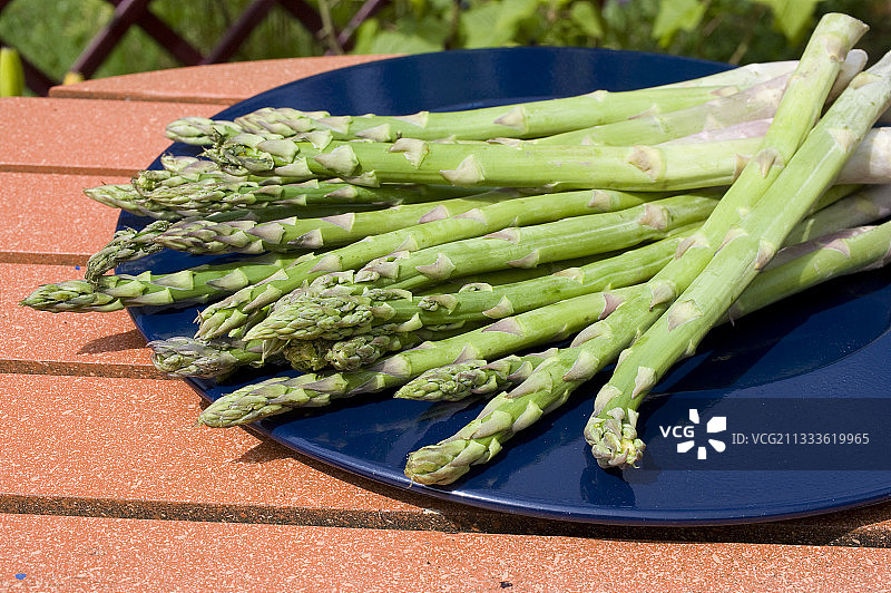 盘中的石刁柏（学名：Asparagus officinalis）图片素材
