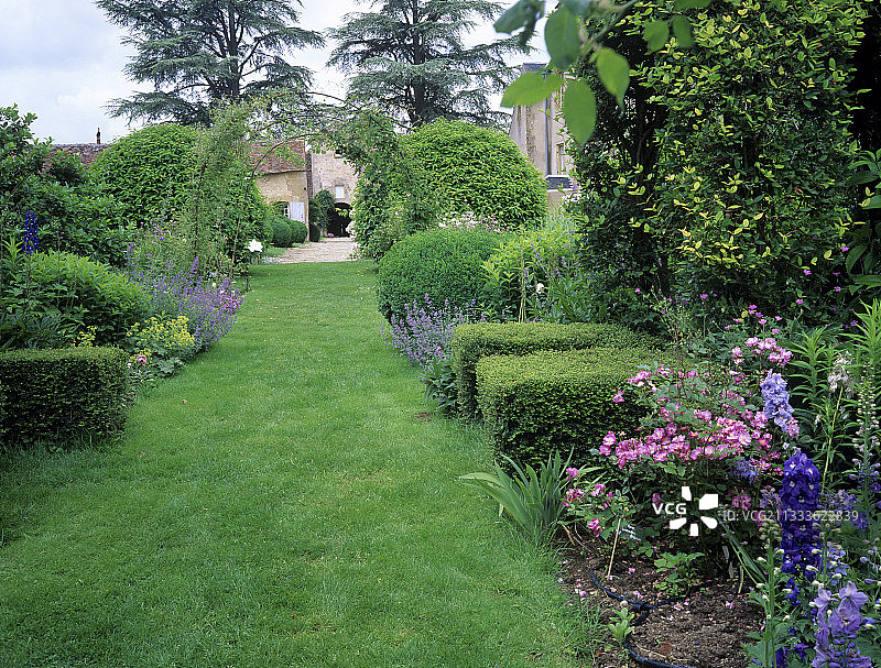 草坪小路、花坛（飞燕草、玫瑰、猫薄荷和凉亭），法国谢尔省维利耶城堡图片素材