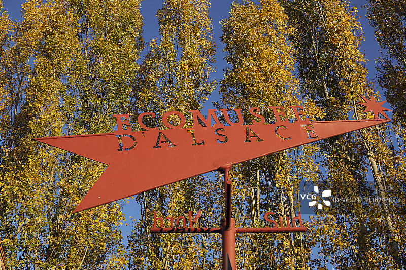 法国上莱茵省安格尔赛姆阿尔萨斯生态博物馆的标牌和风向标图片素材