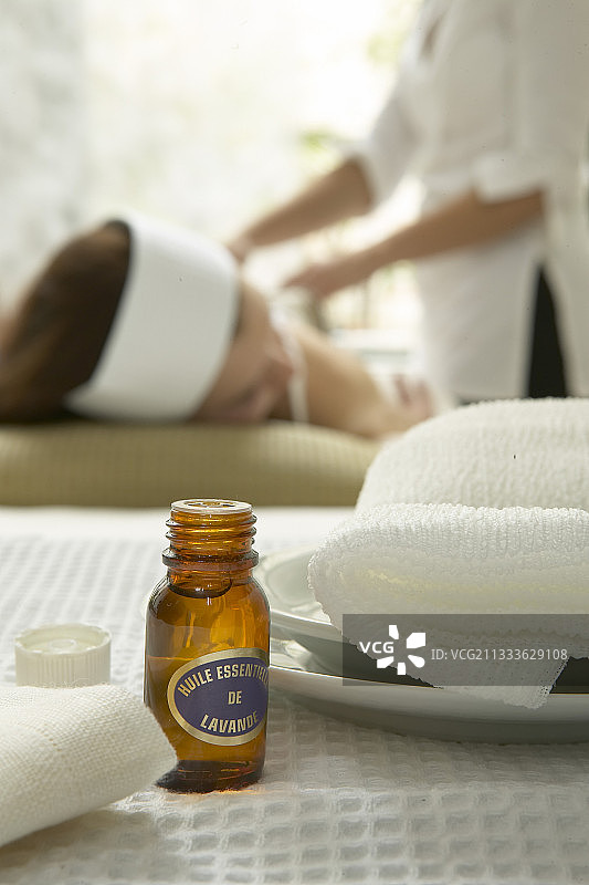 薰衣草精油按摩图片素材