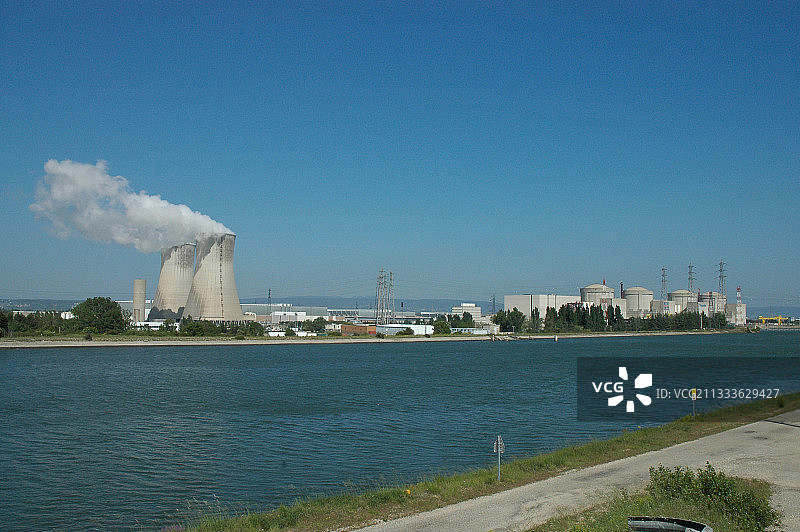 特里卡斯坦核电站与罗纳河图片素材