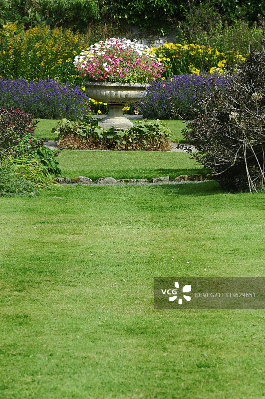 苏格兰马勒尼花园的草坪和花盆图片素材