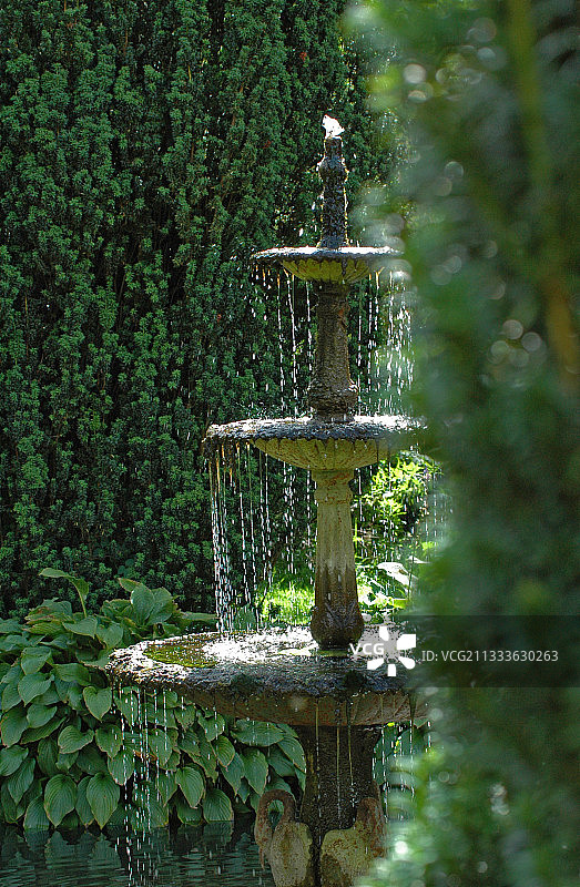 苏格兰花园里的喷泉图片素材