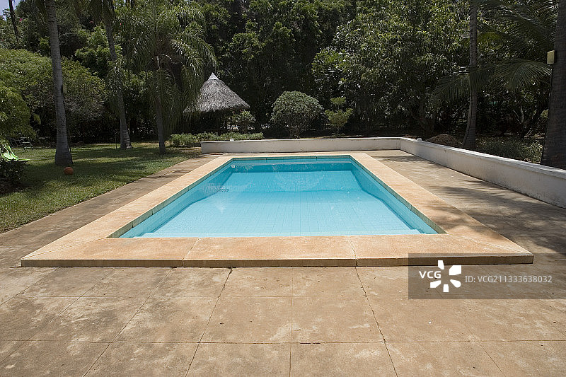 肯尼亚蒙巴萨花园里的露天游泳池图片素材