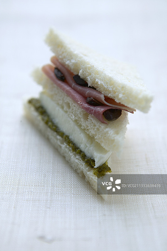 马苏里拉火腿和香蒜酱意大利方形三明治图片素材