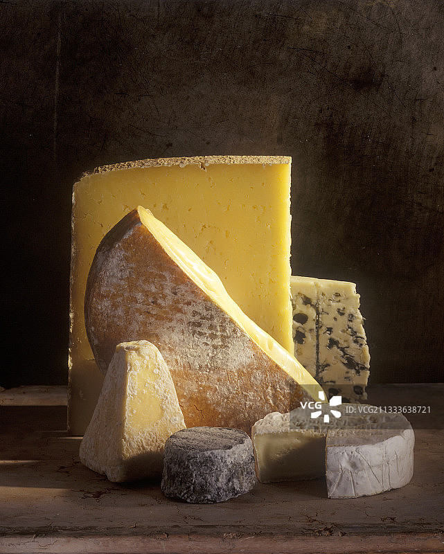 搭配卡门培尔奶酪和山羊奶酪的奶酪拼盘图片素材