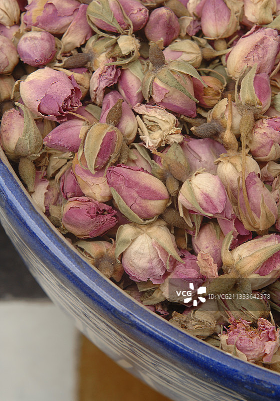 摩洛哥蓝房子里的碗中干玫瑰图片素材