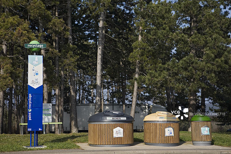 法国可回收和不可回收废弃物合集图片素材