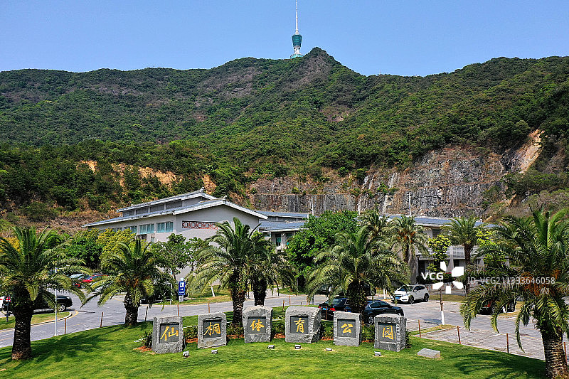 广东省深圳市罗湖区莲塘仙桐体育公园和梧桐山电视塔航拍图片素材