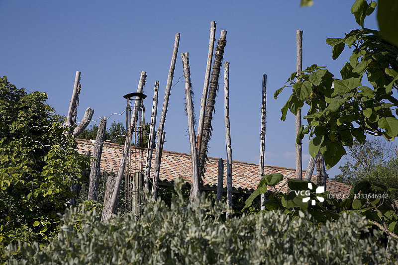 和谐花园的漂浮木堆图片素材