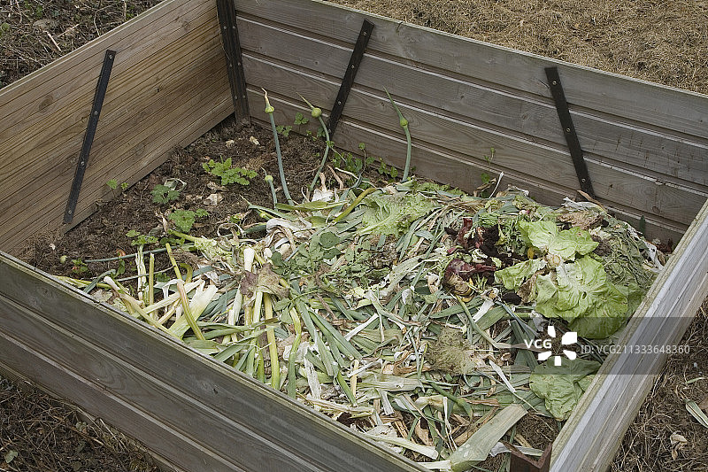 法国家庭花园中的蔬菜废料堆肥箱图片素材