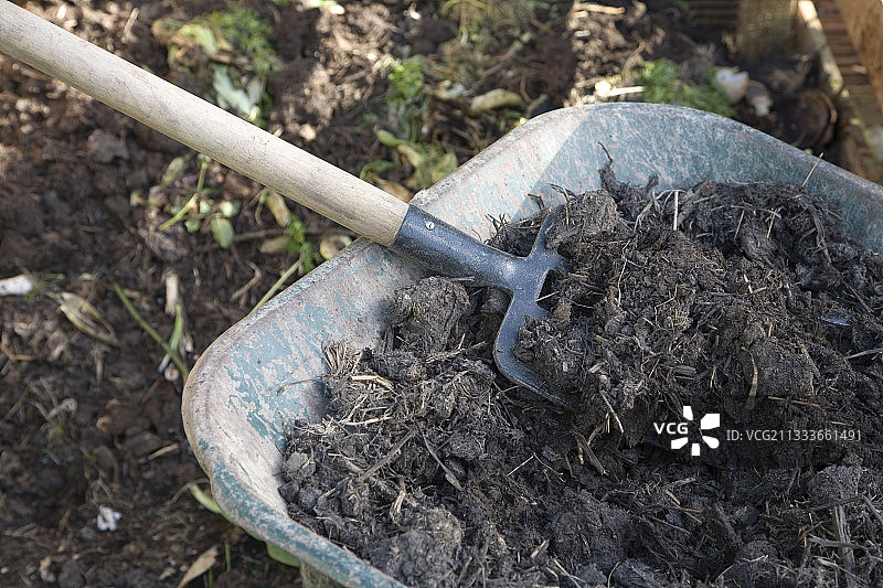 堆肥堆上的马粪流入图片素材