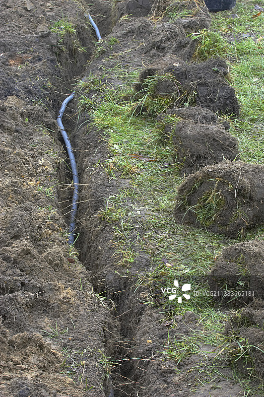 准备铺设在沟渠附近的草皮板图片素材