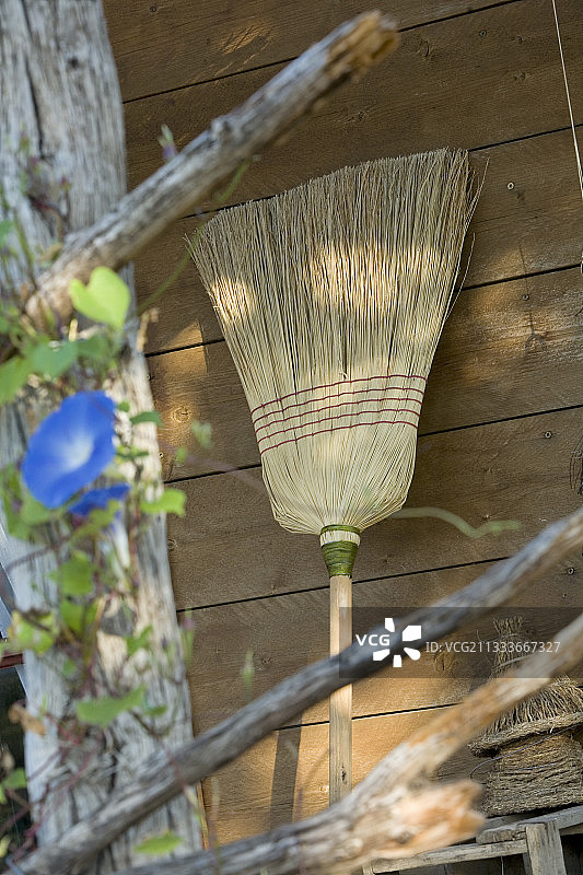 靠在墙上的扫帚图片素材