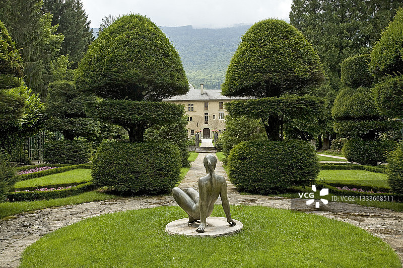 布尔歇湖修道院花园中的雕像和植物造型图片素材