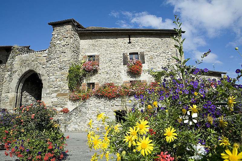 法国上萨瓦省伊瓦尔的中世纪鲜花房屋图片素材