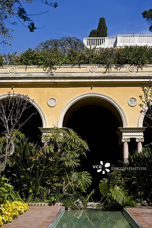 埃夫鲁西·罗斯柴尔德花园的花园池塘图片素材