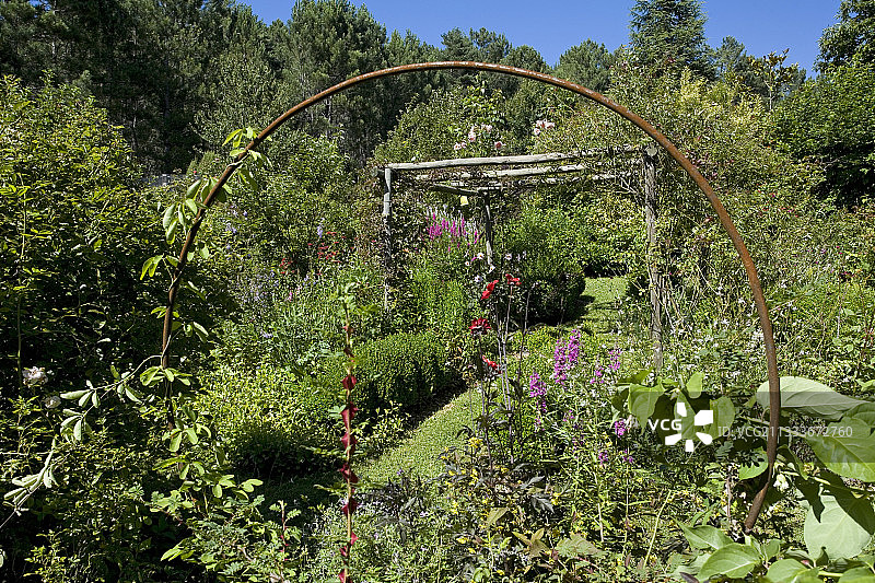 法国加尔省勒马斯德拉布里花园的凉棚图片素材