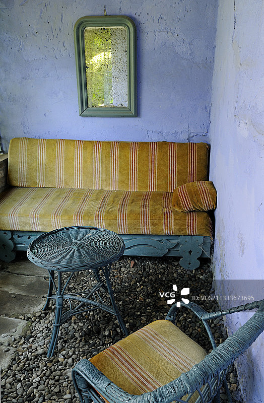 于滕霍芬蓝色农场花园中的家具图片素材