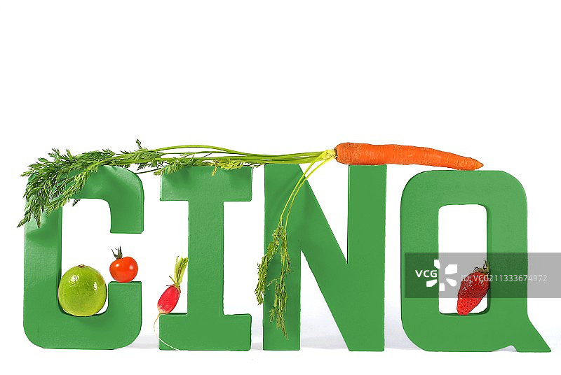 水果和蔬菜组成单词“五”图片素材