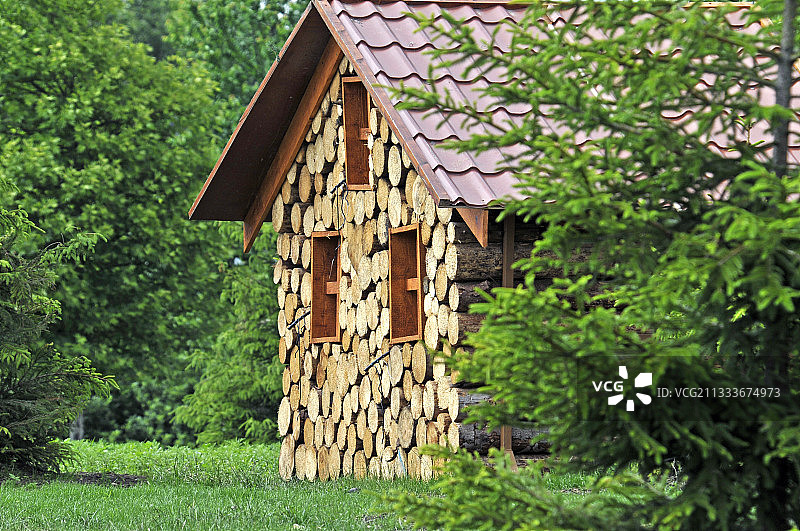 法国弗朗什-孔泰圆形交叉路口上的小木屋图片素材