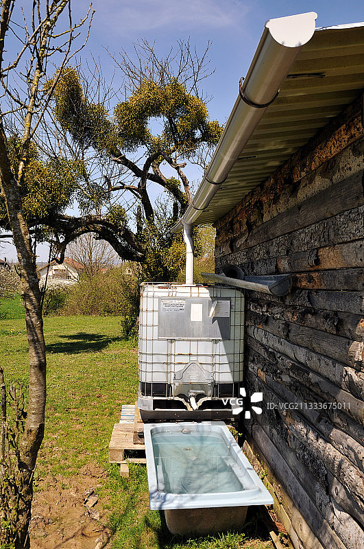 法国弗朗什-孔泰地区的雨水收集图片素材
