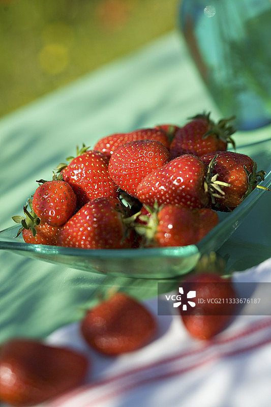 普罗旺斯花园餐桌上的草莓图片素材