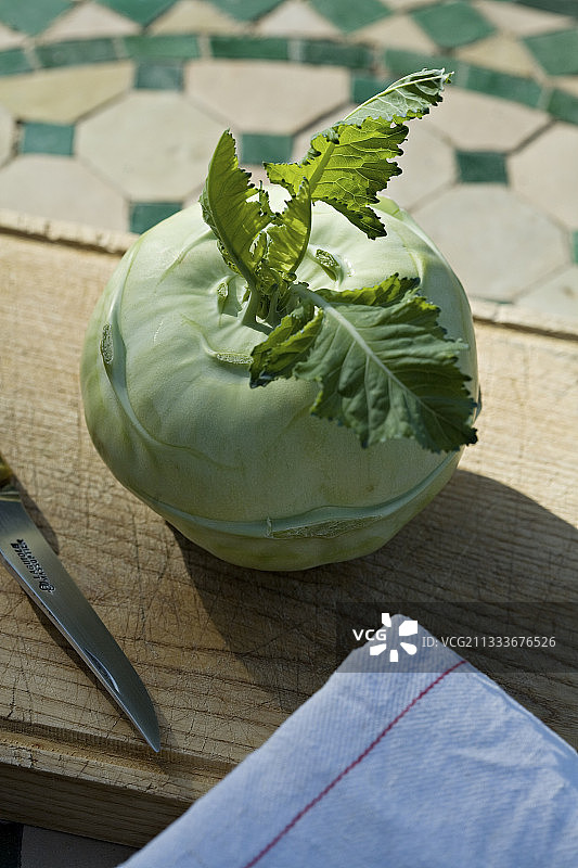 木托盘上的大头菜和拉吉奥乐刀图片素材