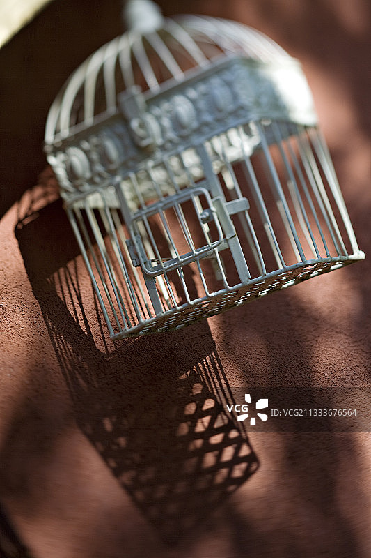 普罗旺斯法国的鸟笼和赭红色墙壁图片素材