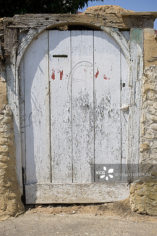 天使花园的旧门图片素材