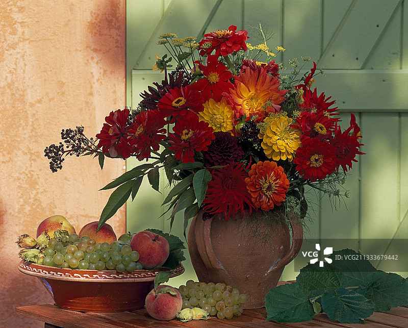 花园露台上的花瓶花束图片素材