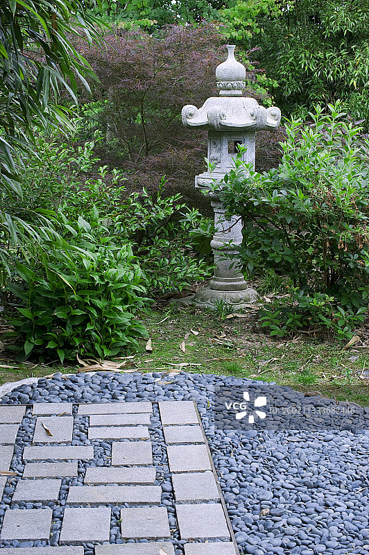 现代日式庭院中的灯笼图片素材