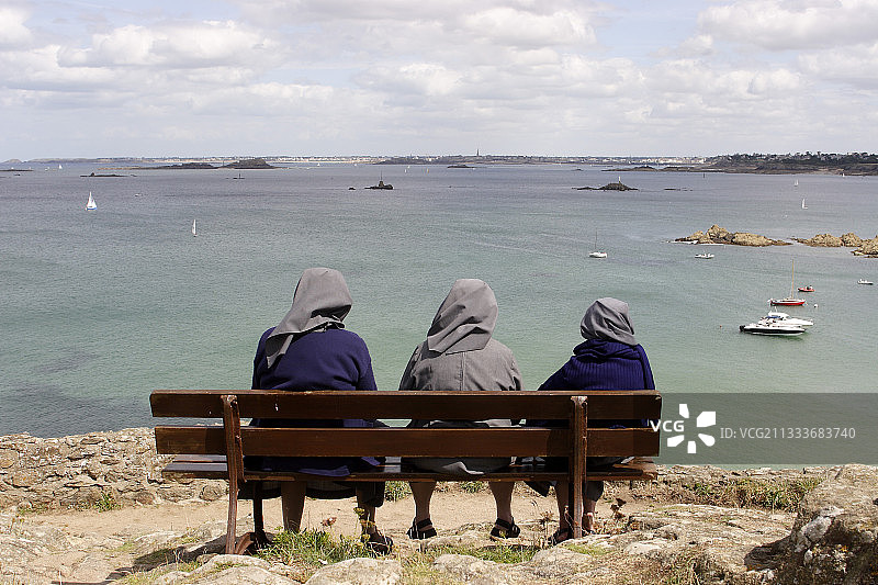 姐妹欣赏法国景观图片素材