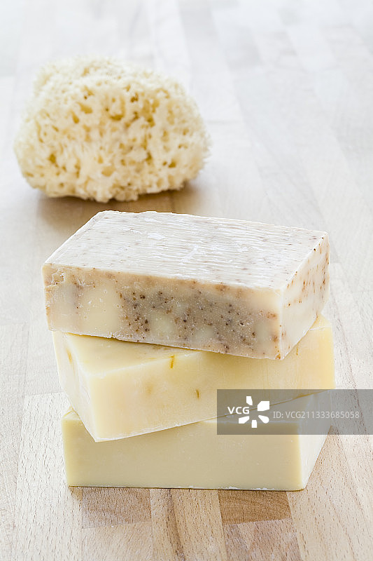 含有乳木果油、山羊奶和植物油的香皂图片素材