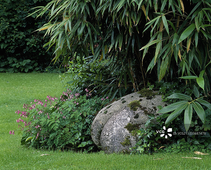 花园雕塑和竹子图片素材