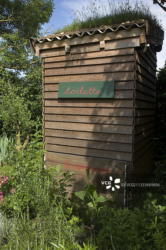 乡村花园里的旱厕图片素材