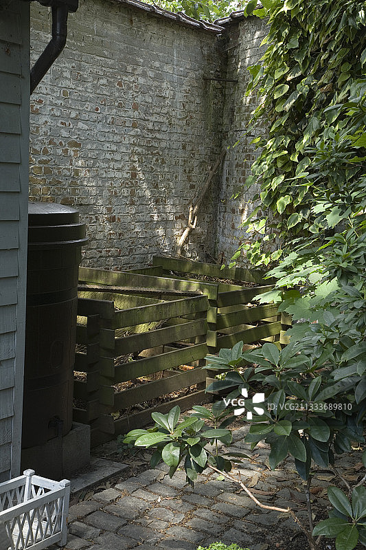 花园里的雨水桶和堆肥箱图片素材
