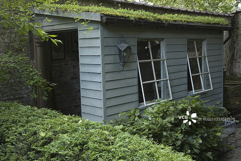 城市花园后方的小花园棚屋图片素材