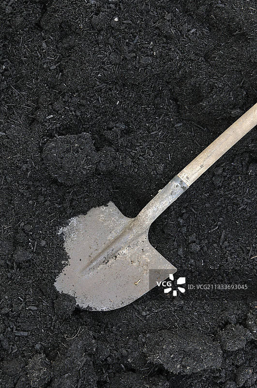 用于种植的铲子和堆肥堆图片素材