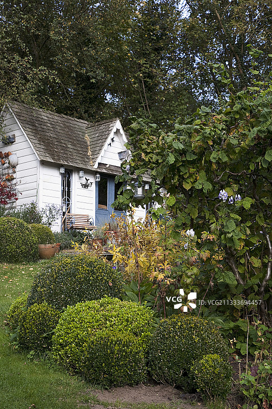 秋季花园里的棚屋和普通箱子图片素材