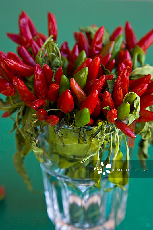 玻璃杯里的一束软辣椒图片素材