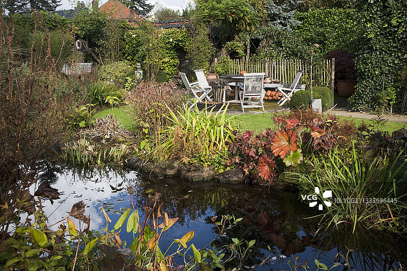 秋季水景花园与花园家具图片素材