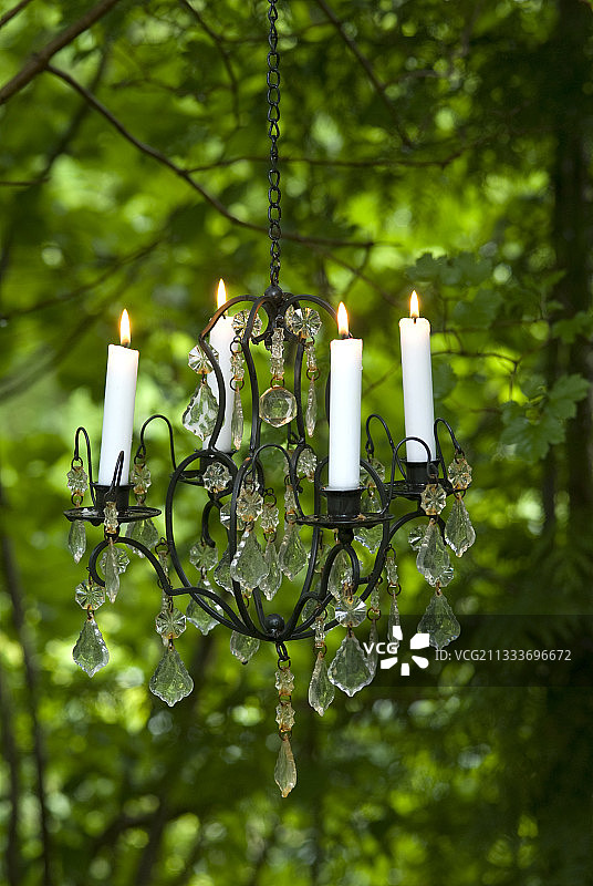 花园里带有蜡烛的烛台图片素材