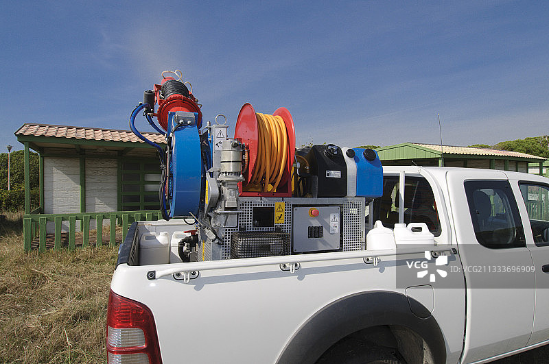 西班牙户外蚊虫防治农药喷洒图片素材