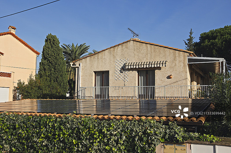 法国蔚蓝海岸屋顶上的光伏板图片素材