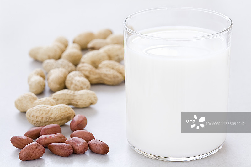 花生牛奶和花生杯图片素材
