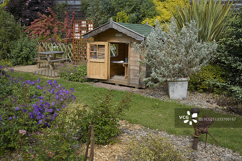 春季花园里的花园小路和棚屋图片素材