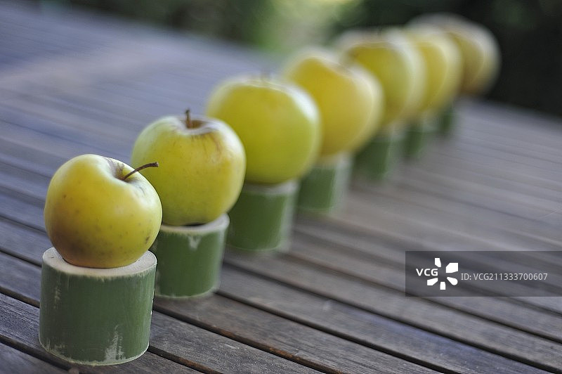 竹子上的金色苹果图片素材