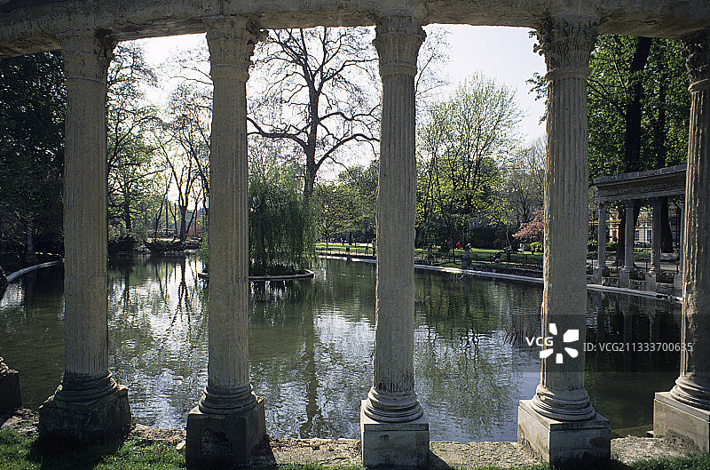 蒙梭公园池塘和柱子图片素材
