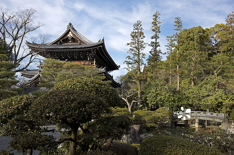 从京都知恩院花园看到的山门柱廊图片素材